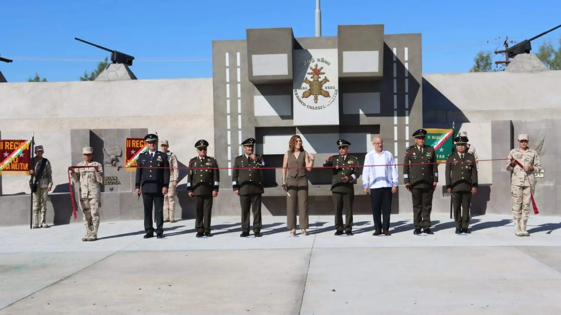 Dan ceremonia de inauguración del hemiciclo por los 200 años del Heroico Colegio Militar